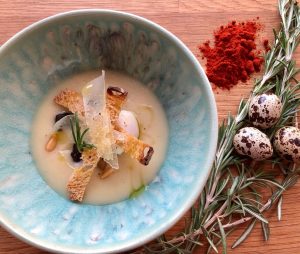 Crema de judías con tocino de cerdo, huevo de codorniz escalfado y aceite de flor de romero