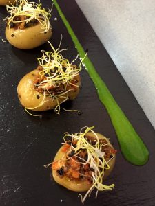 Ensalada de patatas confitadas rellenas de mejillones con berros