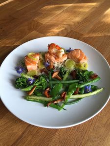 Salmón con salsa de eneldo y verduras al vapor